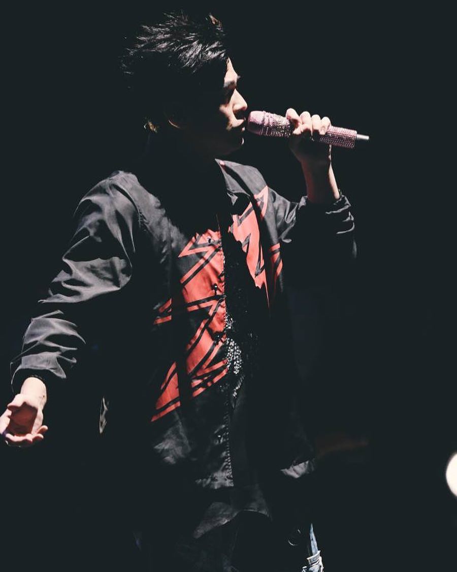 閉上眼睛 還能看見 你離去的痕跡