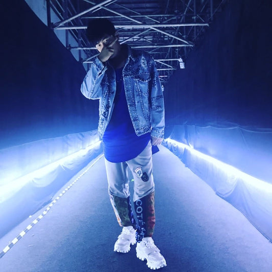 眼睛要夠大才能比這樣的pose