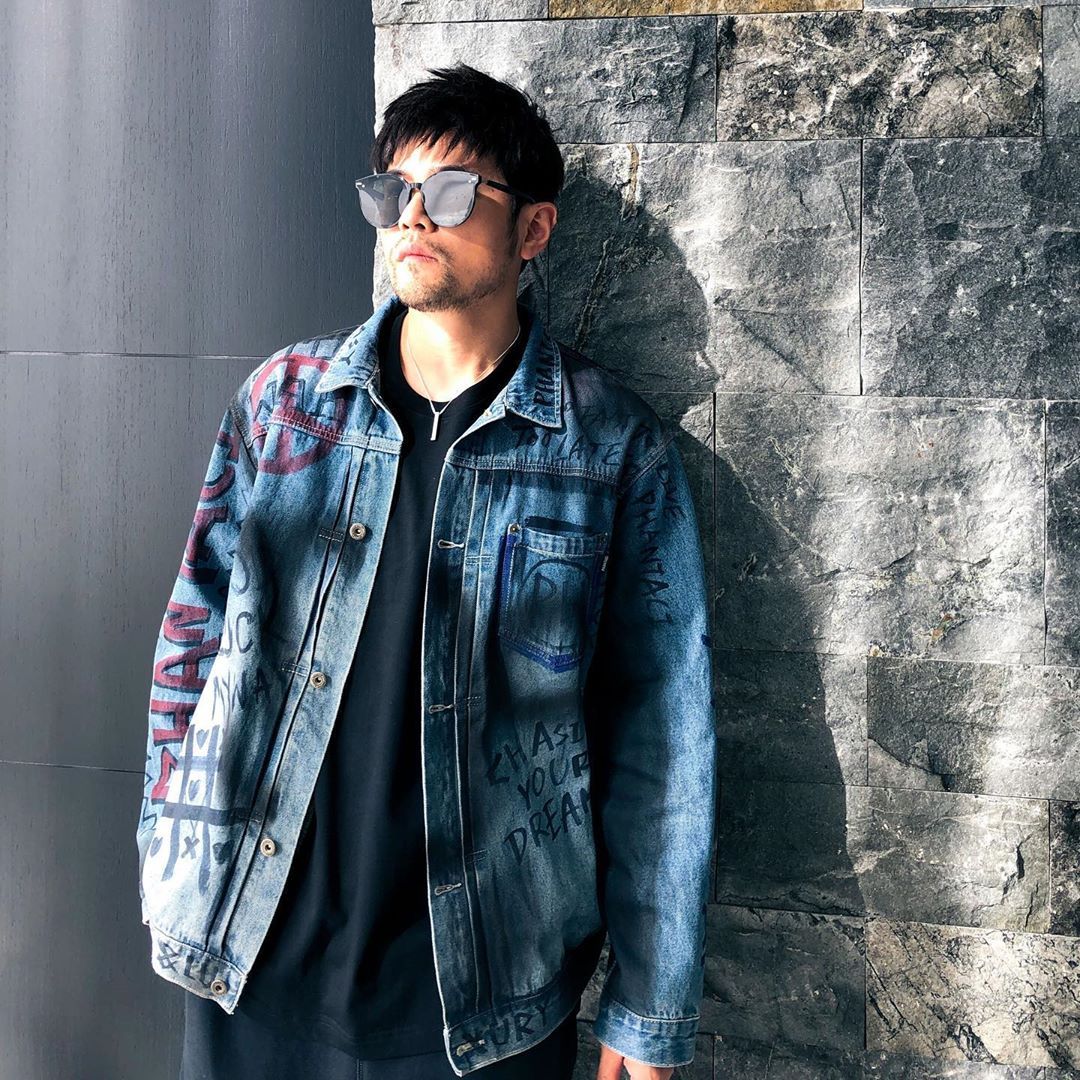 穿著塗鴉外套，帥哦