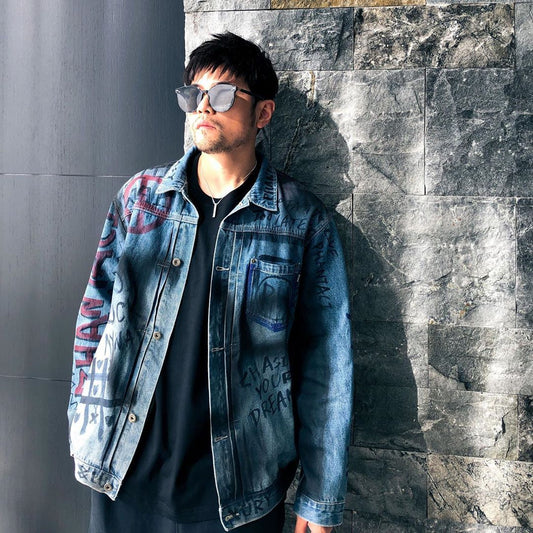 穿著塗鴉外套，帥哦