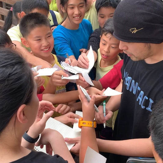 看起來像學校簽名會 有剛出道的感覺