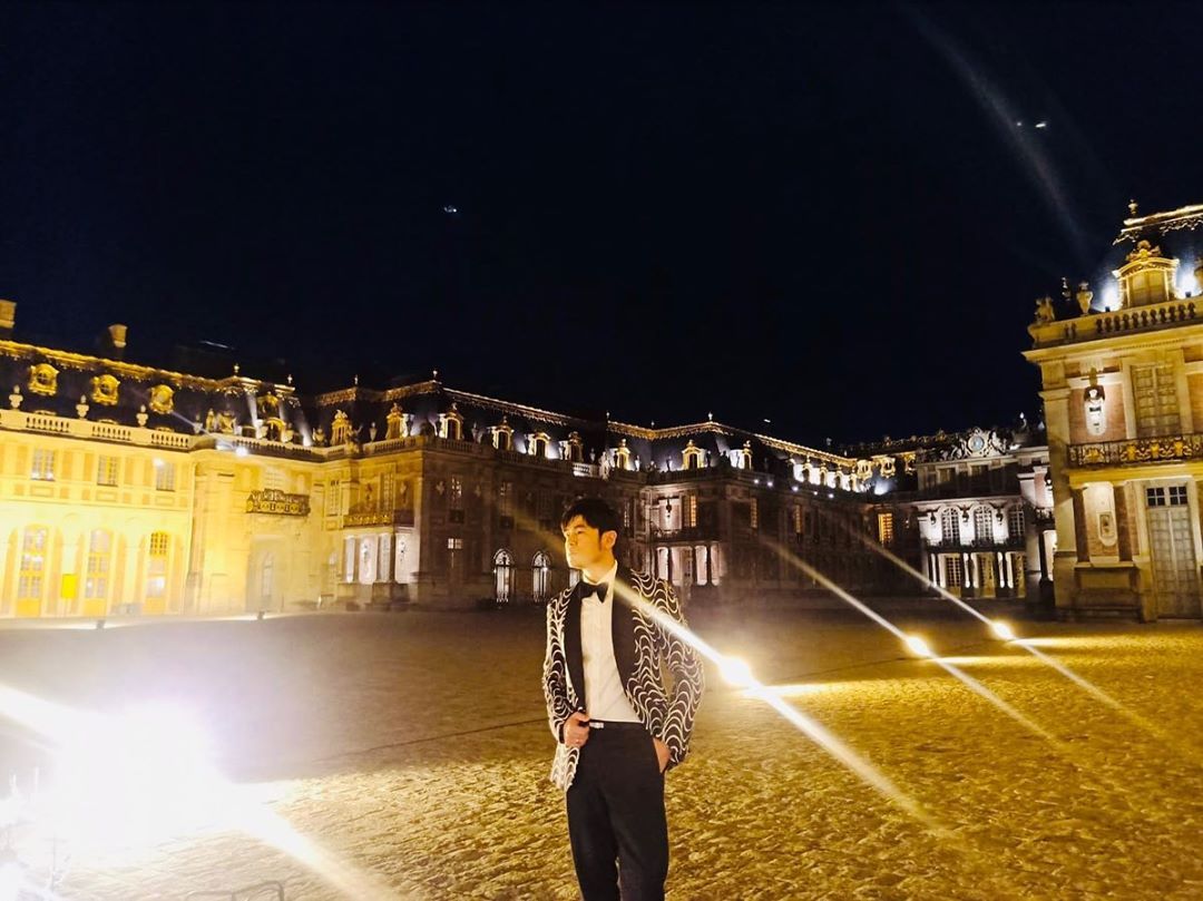 參加兄弟婚禮的同時 自己拍了一堆個人寫真集😆