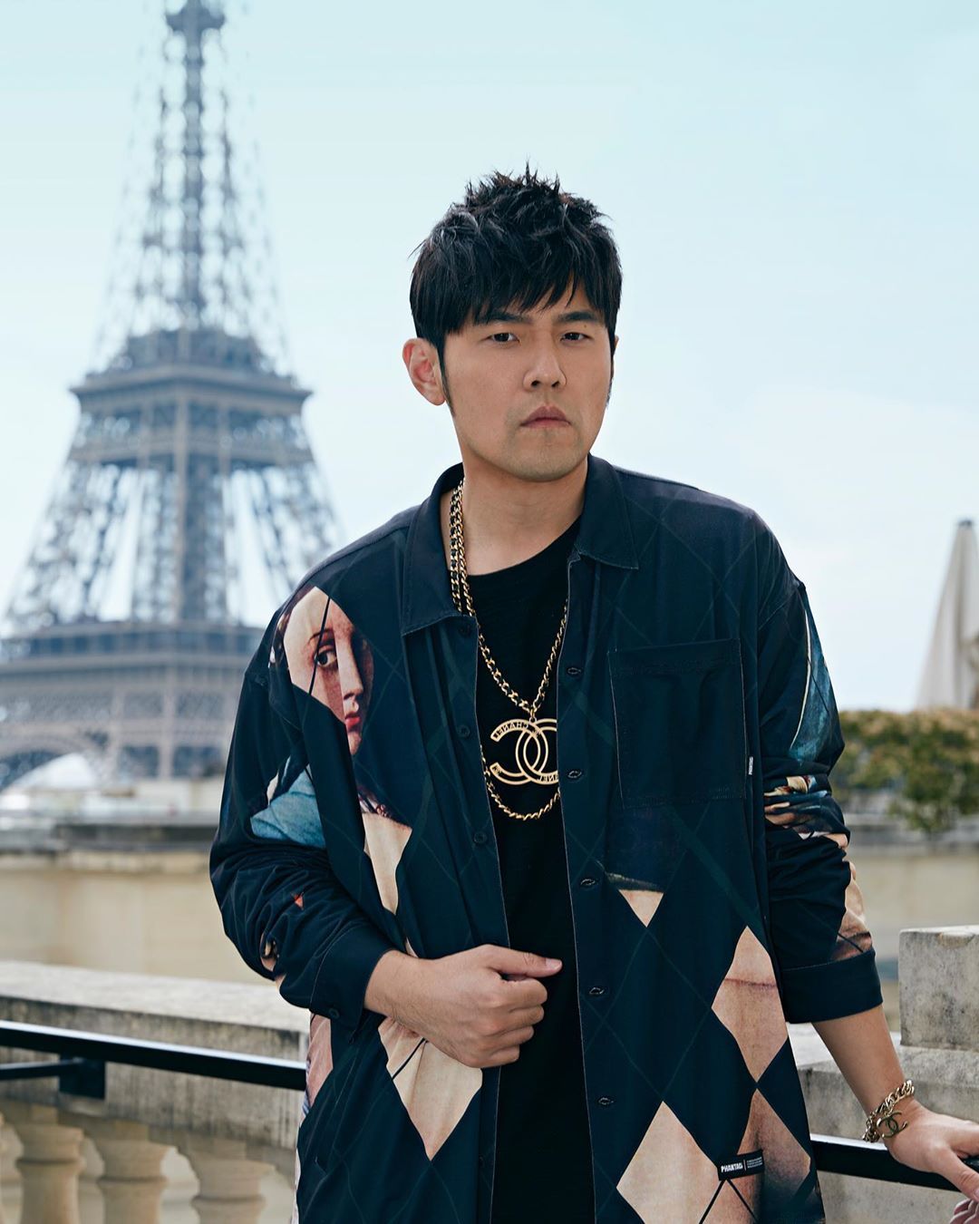 周杰倫穿搭以巴黎羅浮宮獨特建築線條暗藏名作外套