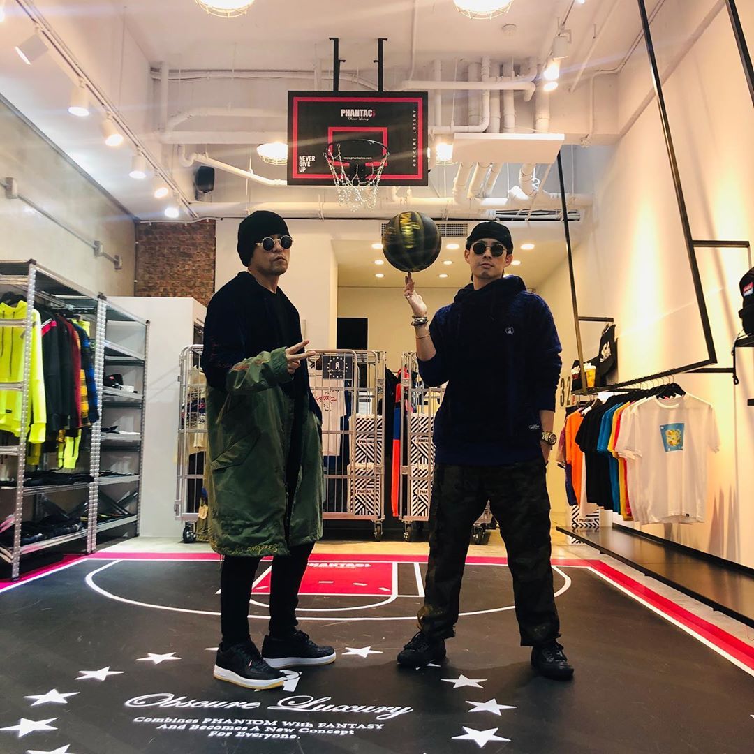 在西門町最美的公車站牌 等一位朋友來pk籃球