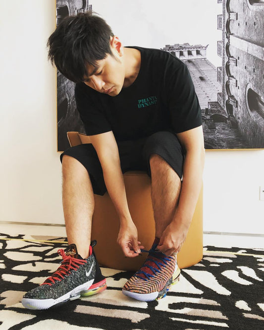 準備開唱了 杰倫穿新鞋好心情